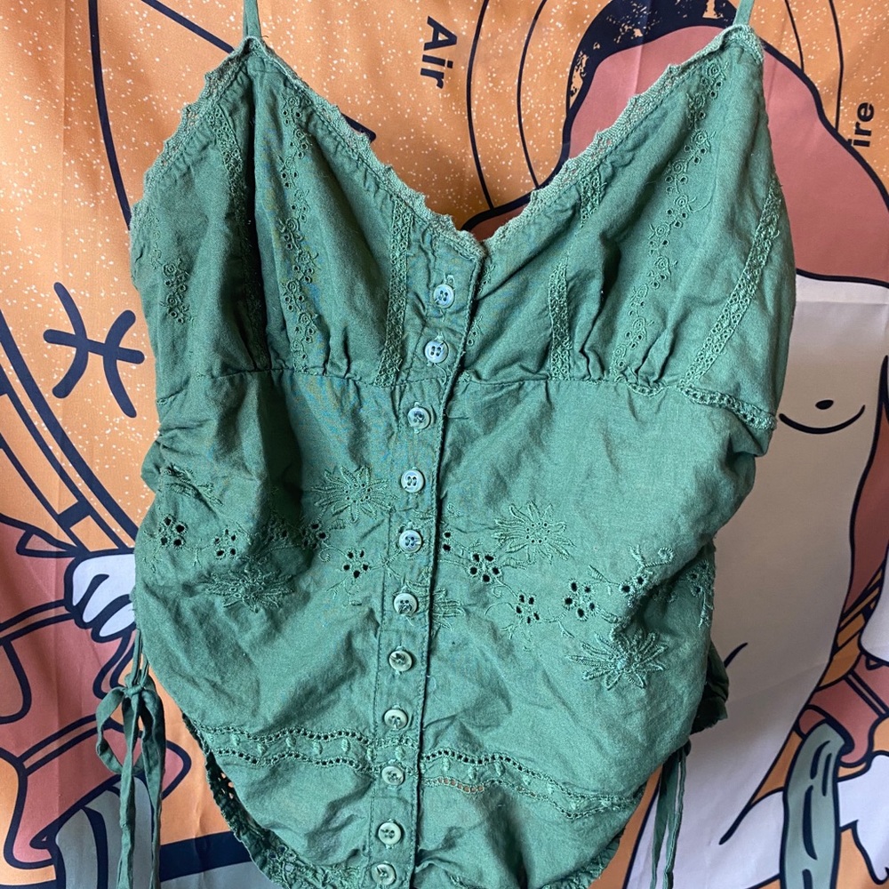 Green cropped tank top 💚🌿